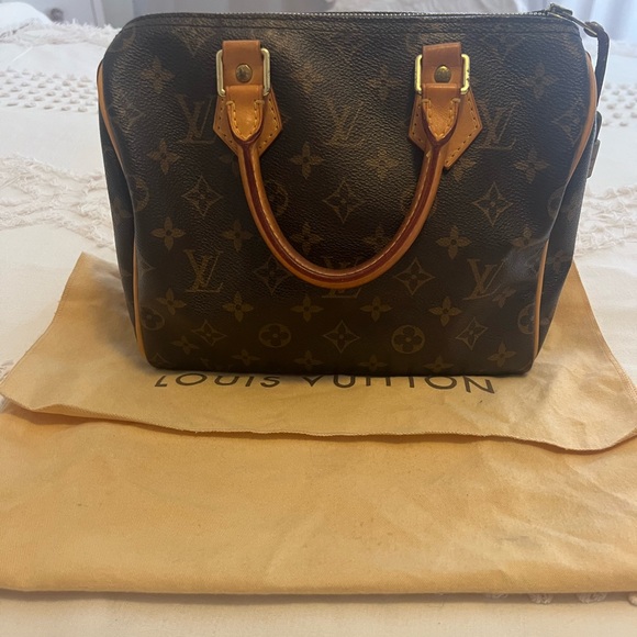 Louis Vuitton
LV Monogram Speedy 25 2007 - Picture 5 of 17